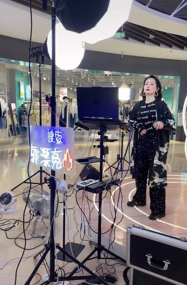 甄嬛|首届超女十强歌手摆摊直播,商场嗨唱太吵闹,被曝遭投诉后换场地