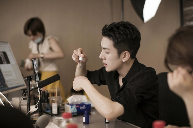 李佳琦|李佳琦回归,属于他的时代回不去了