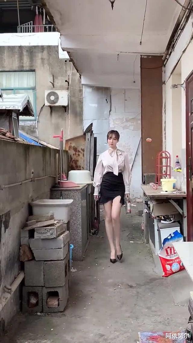 邋遢男子抱着女友坐地玩游戏,看到女友正脸后,网友很不理解