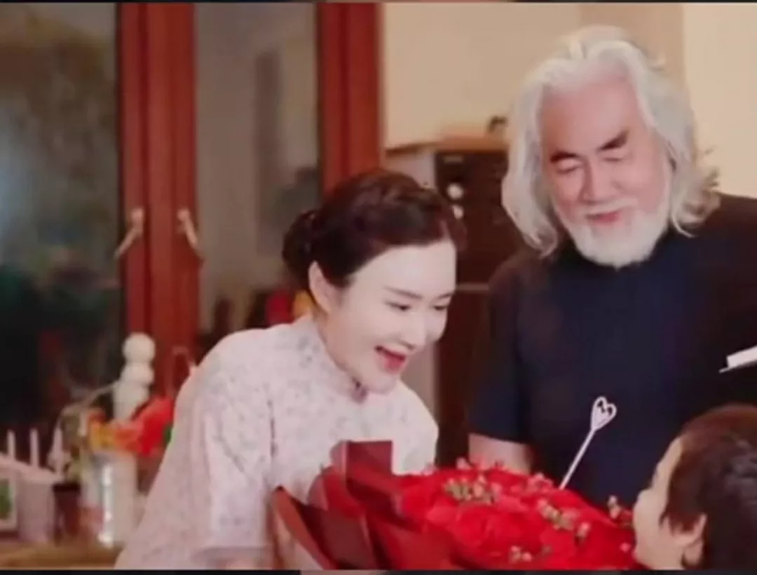 |张纪中在和妻子直播带货的时候，因体力不支晕倒了，妻子杜星霖却非常淡定