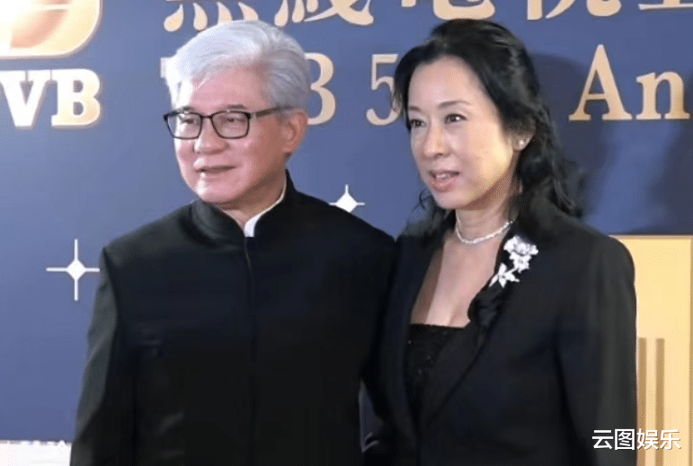 朱玲玲|朱玲玲逛街被偶遇，与富豪老公十指紧扣太甜蜜，无保镖助理显低调