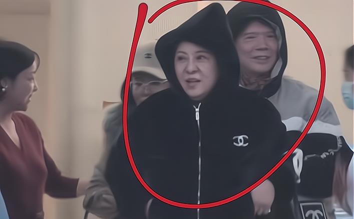 向太|向太外出逛街让老公搀扶！脸上太多斑，在门口抽烟不顾形象