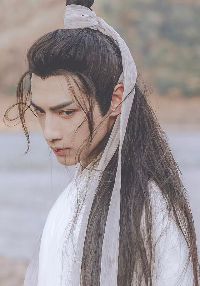 肖战|网路提及“古装美男”TOP 10：龚俊客行第六，肖战魏无羡竟才第五