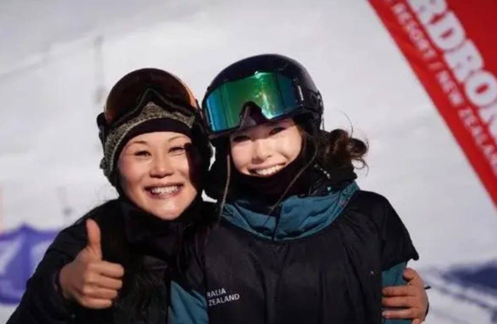 谷爱凌|低调！谷爱凌与妈妈街头逛街，服饰遮不住好身材，细腰长腿好惹眼