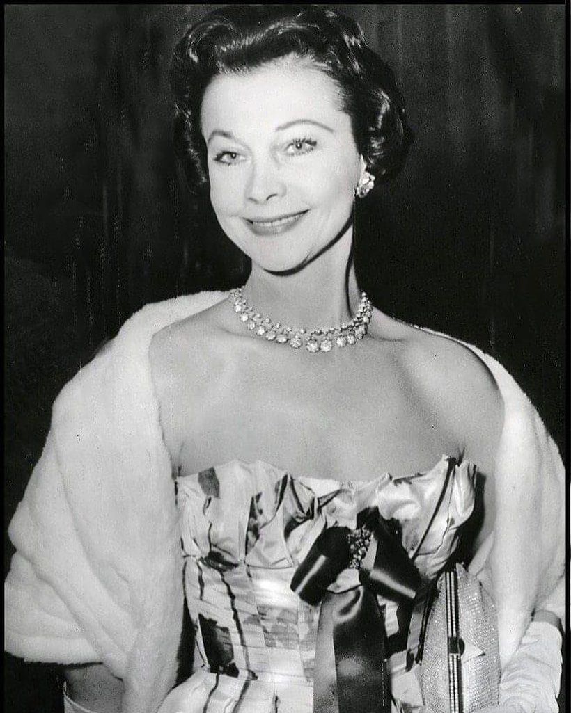 高俊熙 “英伦玫瑰”费雯丽:拥有完美雪白皮肤、乌黑头发和优雅服装品味。