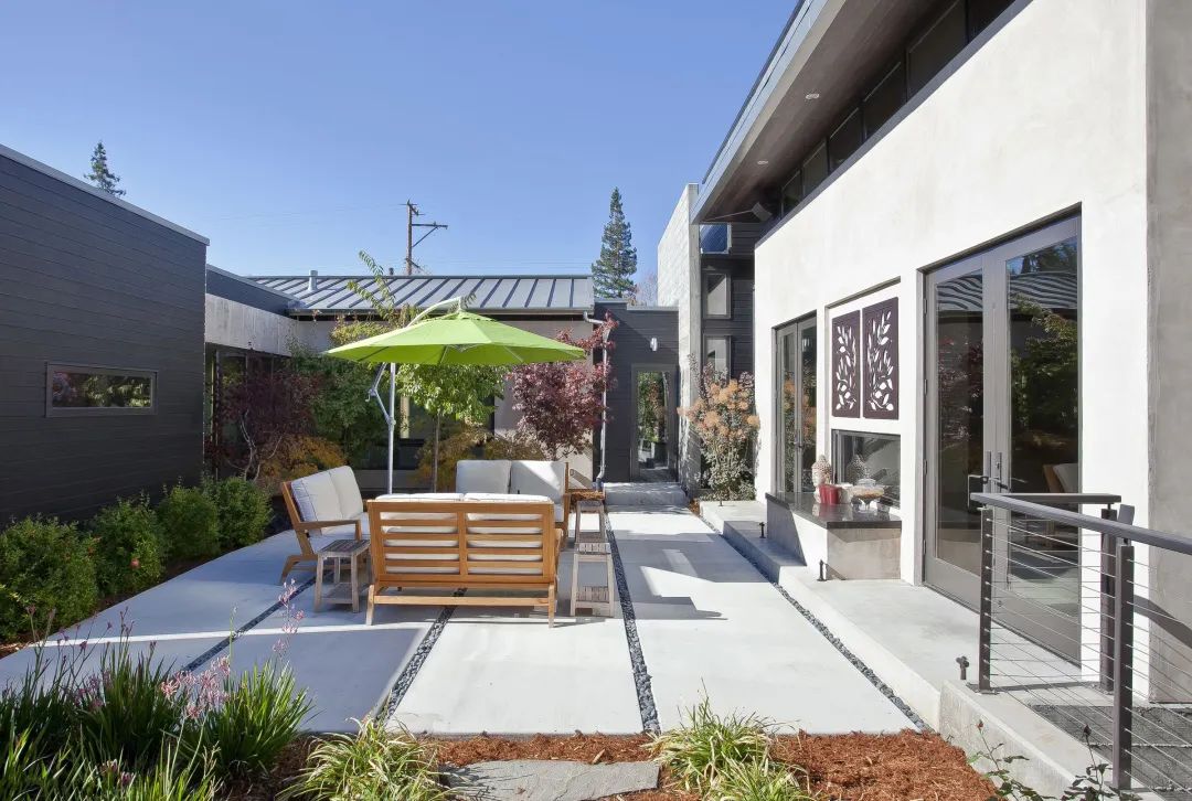 不简单的现代简约风格庭院，为什么这么受年轻人喜爱？