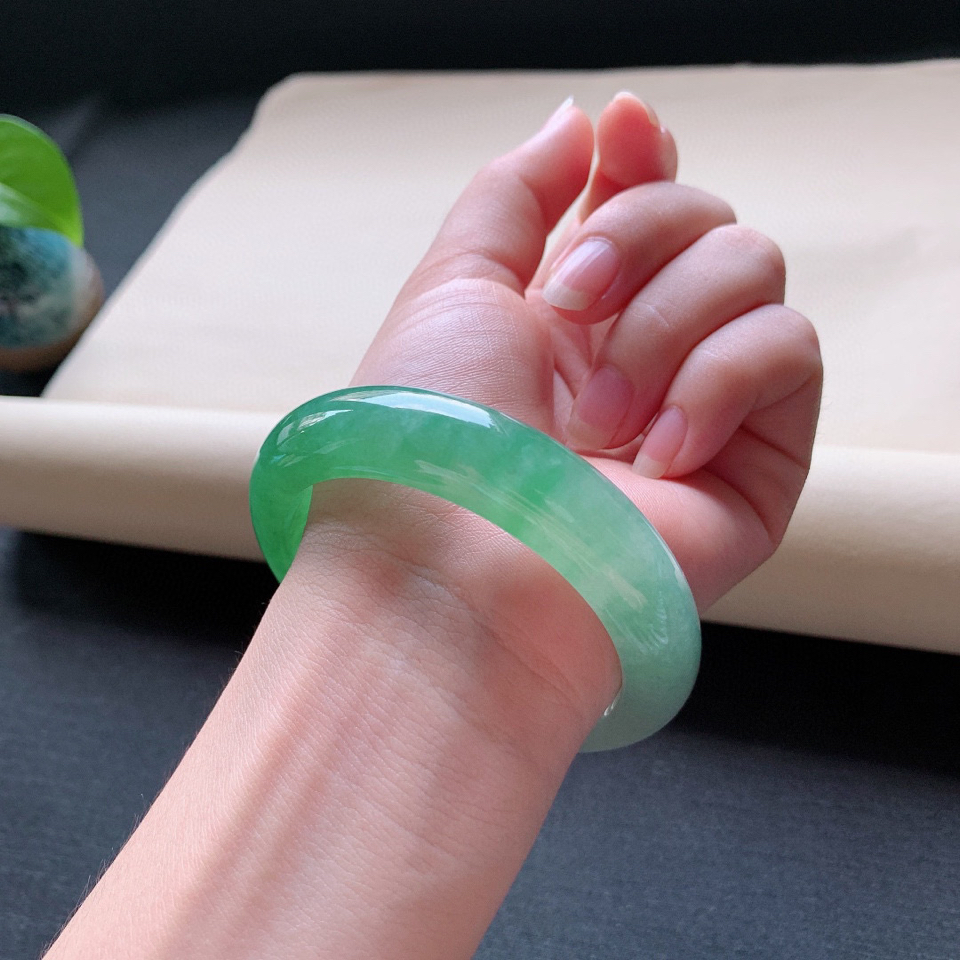 古董|知名度奇低的芙蓉种翡翠，竟能拍卖到200万之高！它凭什么？