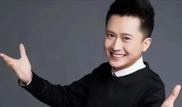 杨帆|央视主持杨帆携妻接娃！老婆挎上万包打扮潮流，与女儿像亲姐妹