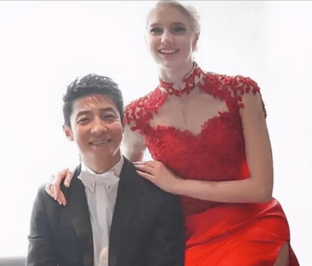 撒贝宁|二胎实锤?撒贝宁一家公园野餐,李白小腹微凸腿长及老公腰疑怀孕