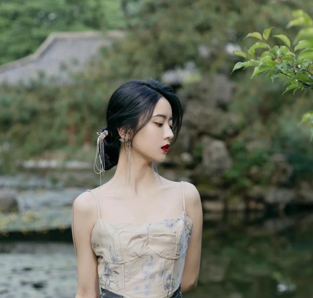 穿衣搭配 马伊琍长女首次晒正脸！国风打扮比妈妈洋气，14岁红唇打扮显成熟