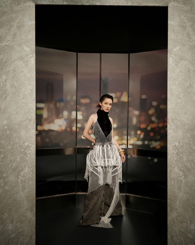 李沁|李沁穿黑色亮片抹胸衣裳大秀长腿!雪肤玉貌美得让人窒息