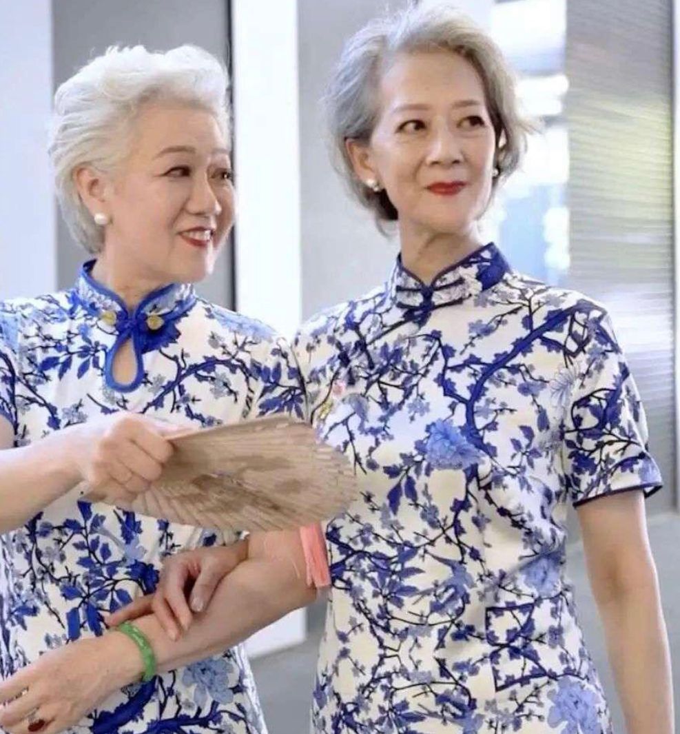 帽子 60岁的你别着急染发,试过这款“贵妇卷”,才知道白发也这么高级