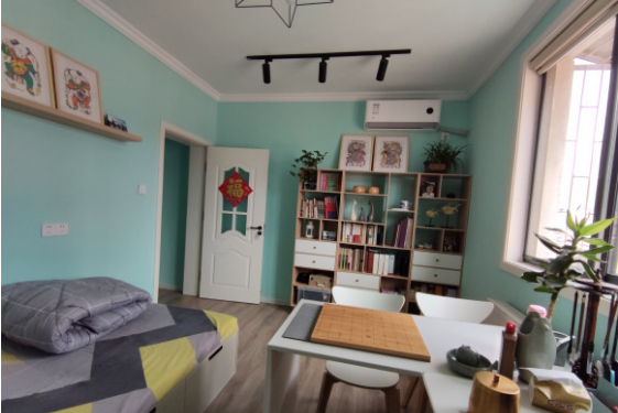 给儿子买学区房,老房改造,99㎡花13万,全屋刷漆太显眼