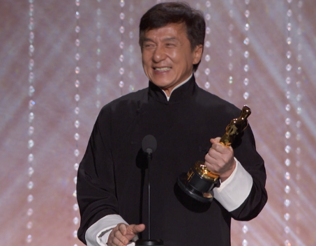 成龙|布拉德·皮特承认新片模仿成龙：我超爱他，他就像卓别林被低估了