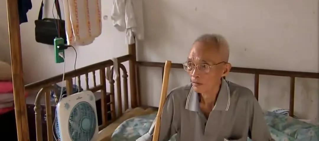 老人年轻时逼死妻子,如今恨儿不孝:他是老师,我必须住他家养老