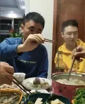 儿子殉职两年,母亲在商场偶遇一个酷似儿子的小伙儿