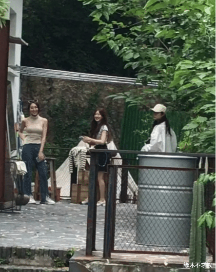 赵露思|23岁赵露思拍戏被偶遇,生图下纤细瘦削,状态获好评