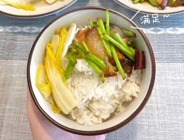 进入冬天，湖北人爱吃这菜，简单省事，荤素搭配，招待客人有面子