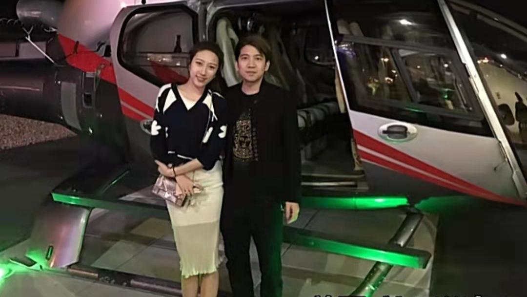 陈佩斯|陈佩斯外甥女出月子打高尔夫，穿高跟鞋推婴儿车，身材引热议