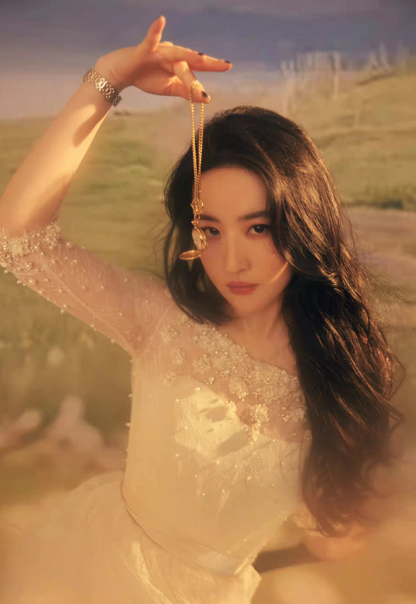 刘亦菲|刘亦菲高调出席活动！穿珍珠裙瘦出蚂蚁腰造型封神，比走红毯还拼