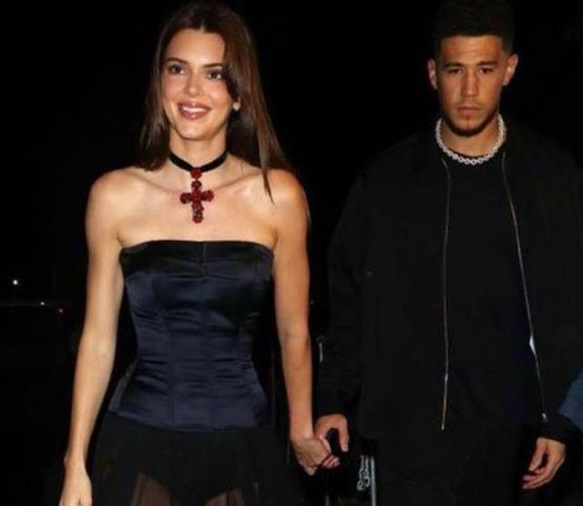 金·卡戴珊|39岁卡戴珊，和伴郎连续开心互动，一袭豹纹长裙，秀出顶级好身材