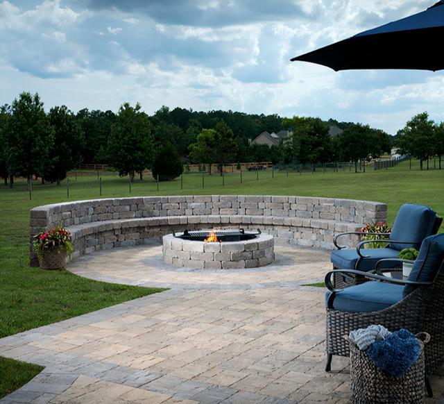 要有院子一定这么装,红砖铺圆形休闲区,冬夏都能用,重点不过时