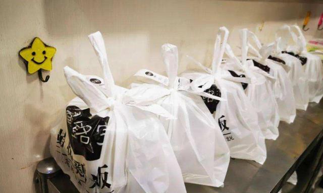 外卖员|美团、饿了么外卖狂奔背后：5块钱的料理包，打败1000万中国厨师