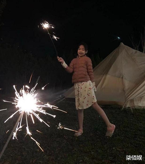 小S|小S三女儿臭美自拍，十岁许老三穿碎花裙凹造型，星范十足