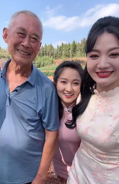 章泽天|唐小鱼首播引争议，与闺蜜胸部紧贴爷爷胳膊，网友：赶紧封杀