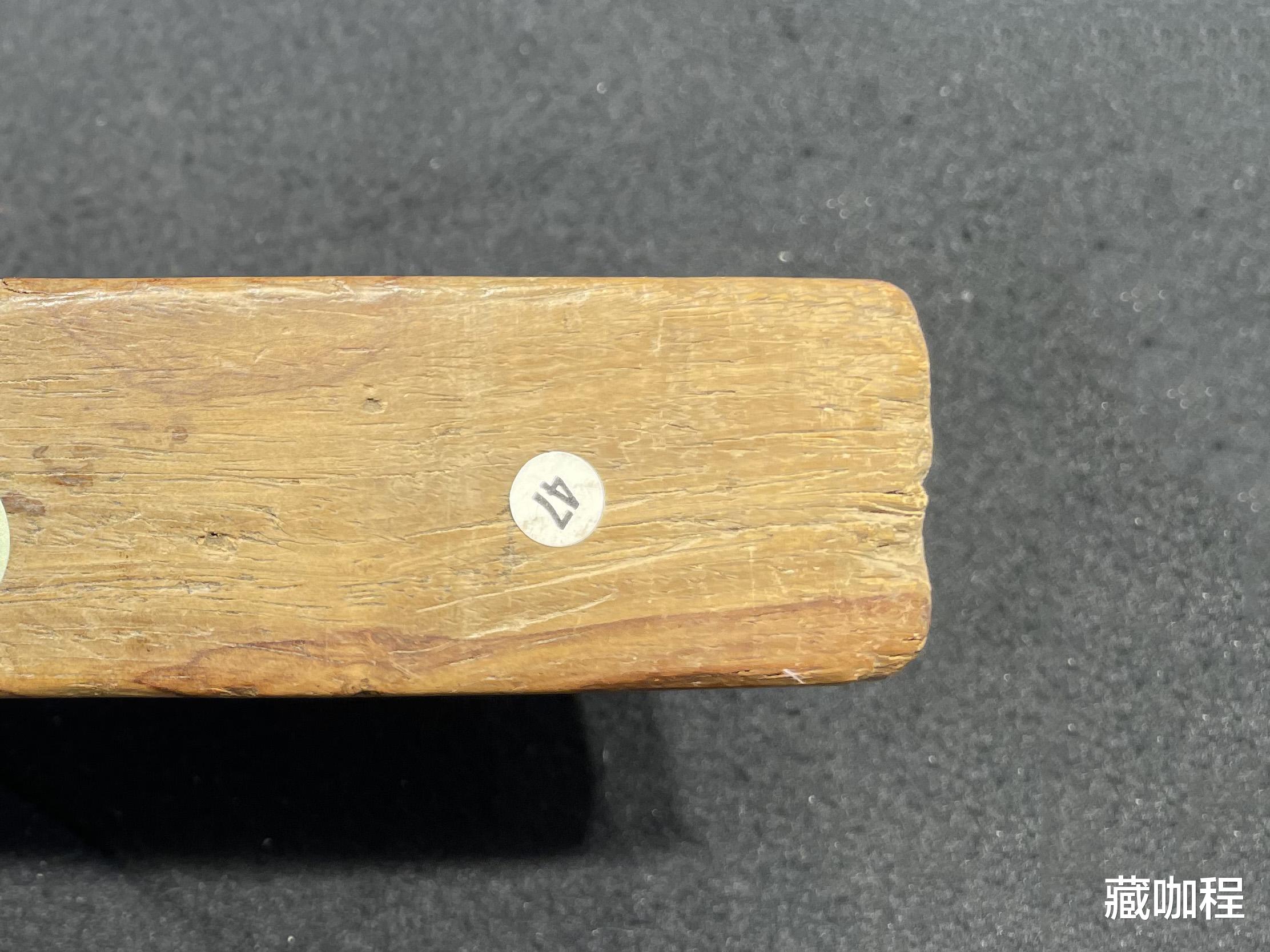 |老气横秋两头微残，黄花梨螭龙捧寿镇尺9.2万成交