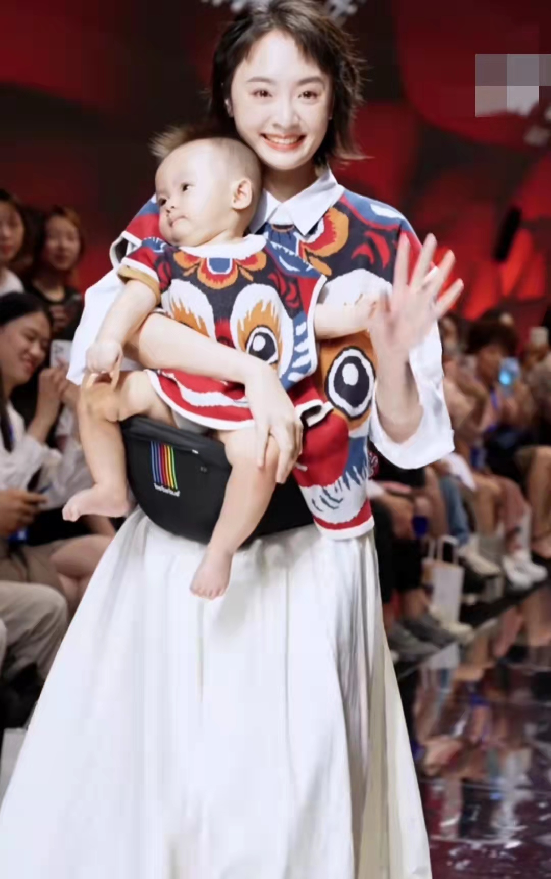 孙铱|知名女演员抱8月大儿子走秀,欲与娃组合出道,曾自曝顺产大出血