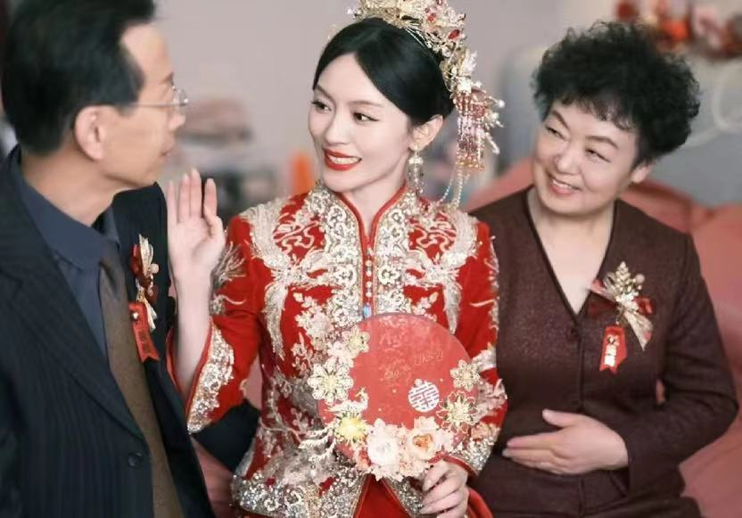 官宣|40岁美女主持官宣结婚！身材颜值不输一线女星，老公国字脸显老实