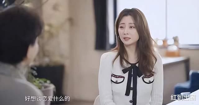 殷桃|42岁殷桃素颜现身街头，和男友人聊天被拍，二人乘豪车离开引猜测