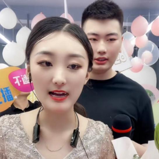 寸头 大衣哥儿子减肥初见成效，动作娴熟状态佳，小碎步与赵四不相上下