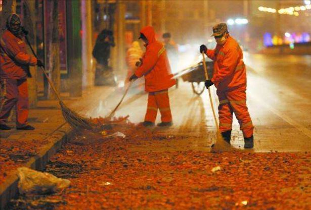 69岁环卫工雪夜街头猝死，住15平米出租屋，每月的2000工资全给儿女
