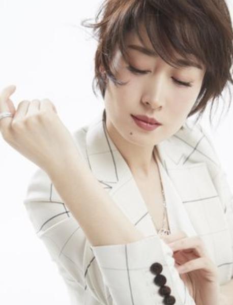 刘敏涛|46岁刘敏涛疑似恋情曝光，在车内与男子接吻，评论区纷纷表示祝福