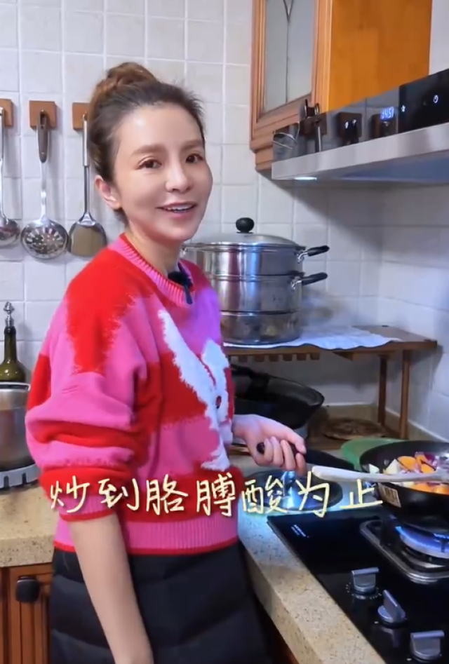 朱迅|朱迅陪家人过年亲自下厨,嘴歪明显被质疑整容失败,穿搭也很奇怪!