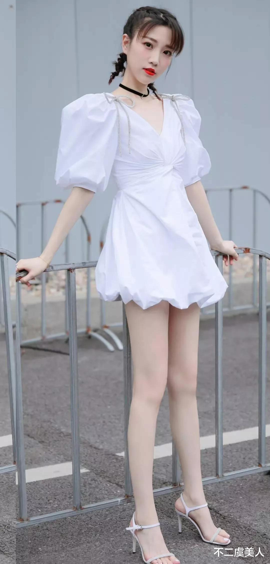 张纯烨|江苏卫视当红花旦张纯烨，主持界的第一长腿女神