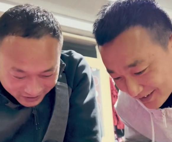 网红张同学玩擦边?520做巧克力用一次性手套,网友:该封