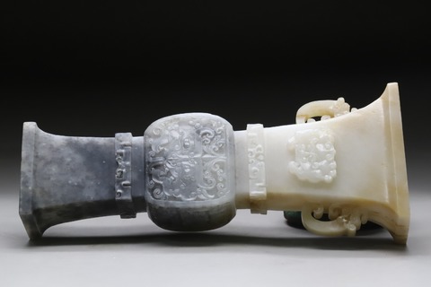 |回流 舊藏和田玉青花籽料“螭龙兽面纹方觚”.