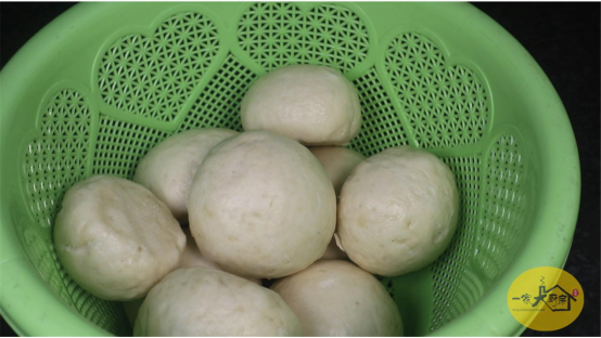 保存馒头时,最忌直接放冰箱,教你一招,放一个月不干裂不发霉