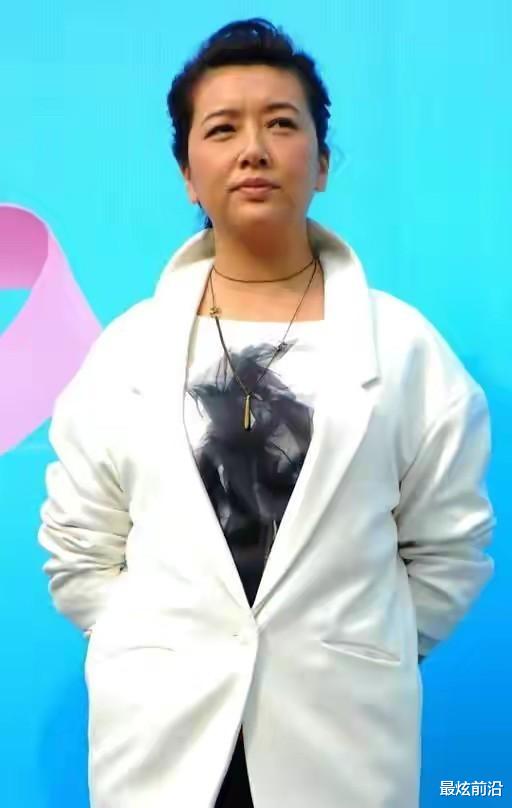 江珊怎么胖成这样了?西装配牛仔裤土气显臃肿,脸色憔悴犹如大婶