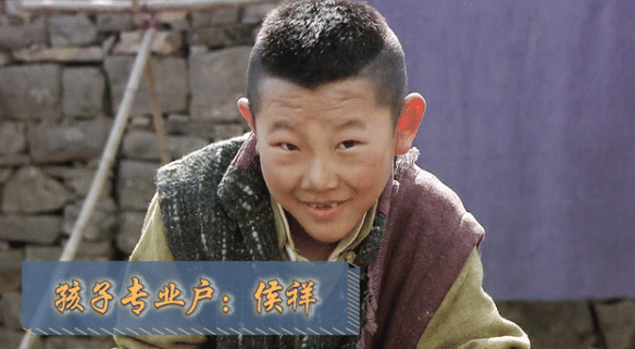 侯祥|著名演员侯祥,9岁停止发育36岁还演小孩,和老婆站一起像母子