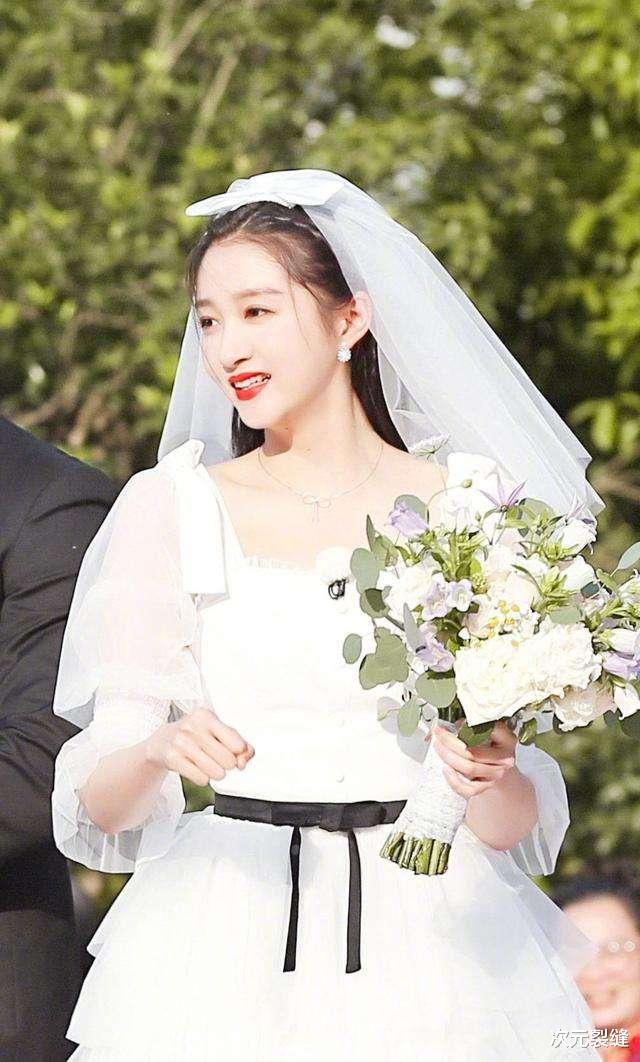 关晓彤|关晓彤一袭婚纱惊艳亮相《奔跑吧》，网友：难怪鹿晗会喜欢她！