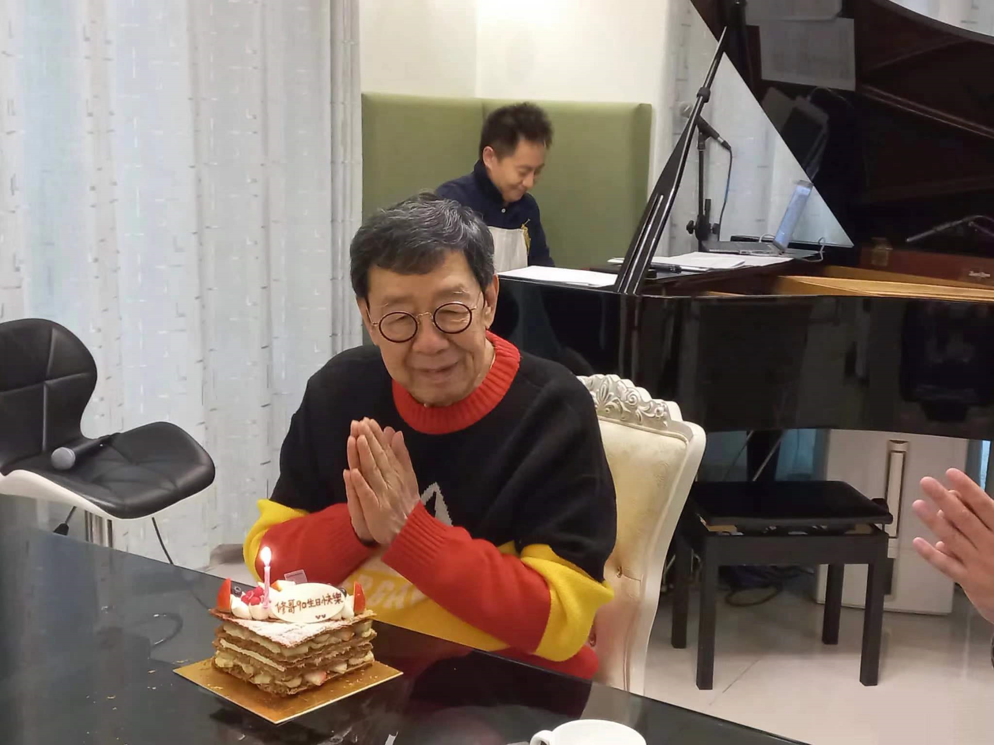 镜双城|老戏骨庆90岁生！眉毛花白身体硬朗，自曝不想退休仍为演唱会排练