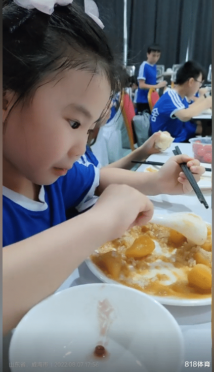 吴佩慈|教养! 王楠巨富老公探班6岁女儿, 见笑笑午饭只打1份土豆心疼: 太实在了