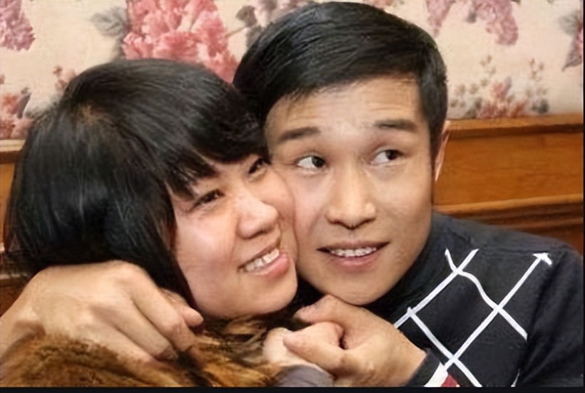 张家辉|女友1人打3份工为支持任贤齐的音乐梦，首次陪丈夫走红毯神色紧张