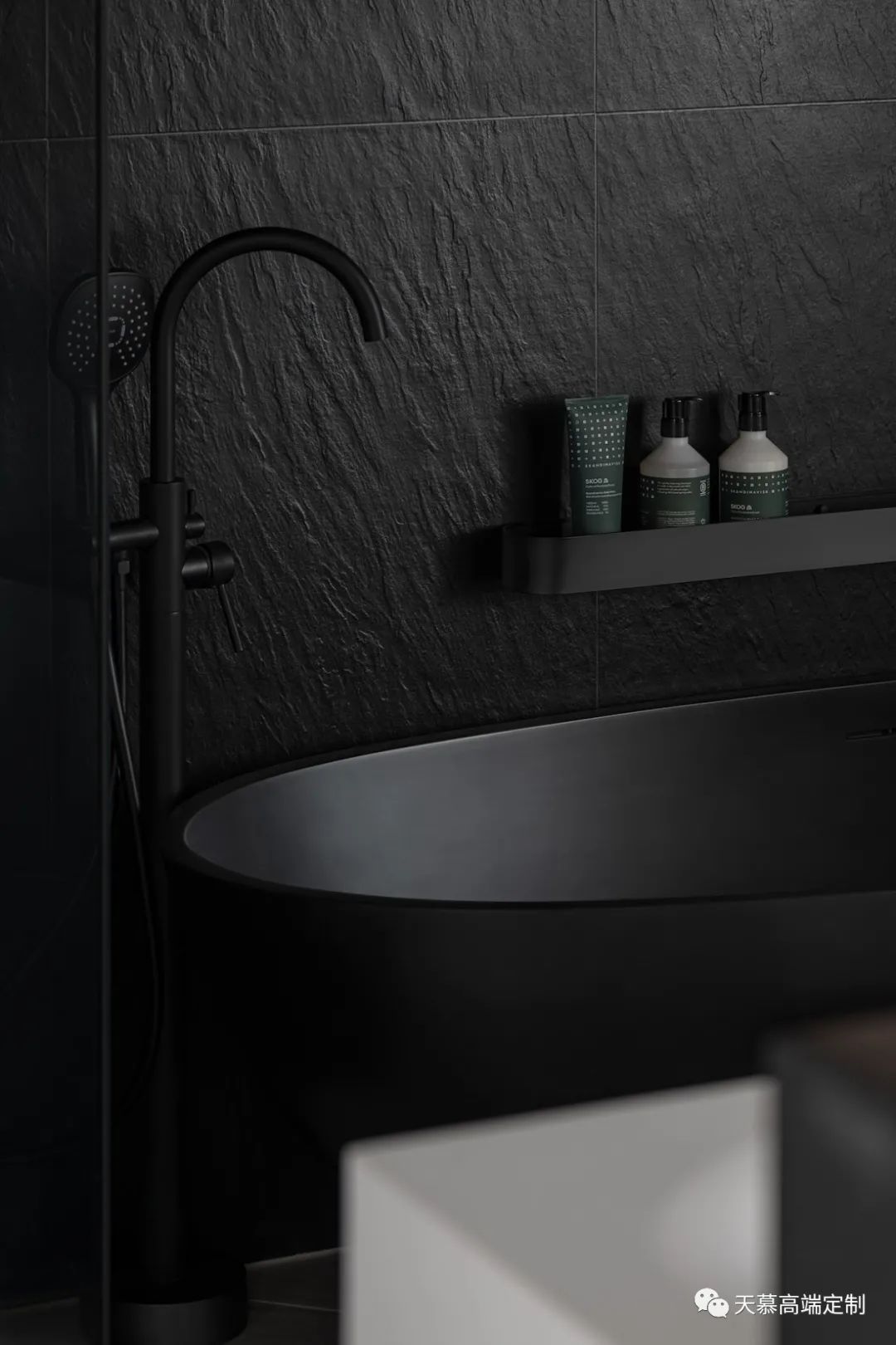 120㎡的精致套间，克莱因蓝下所表现出热爱生活的方式