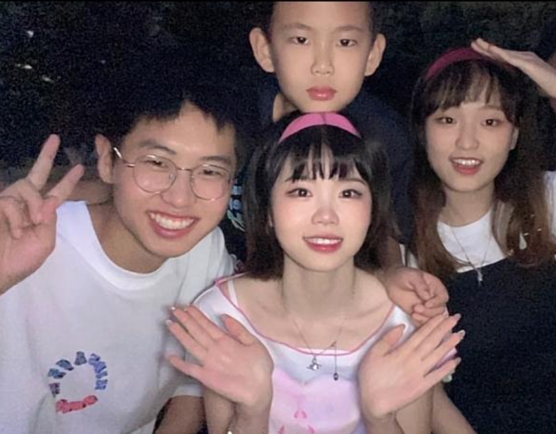 姐姐|孙爸开车送孙卓回校，网友根据校服猜学校，姐姐回应尽显高情商