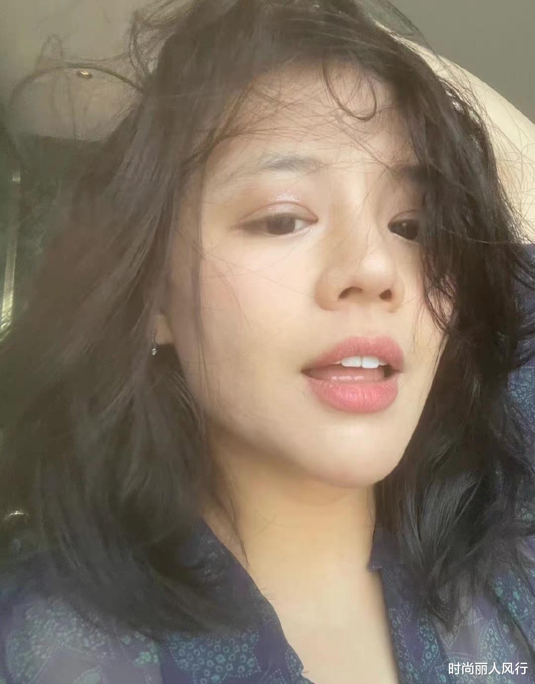 马思纯回国后首晒照！罕见变惊艳不敢认，穿印花衬衣终于开始营业